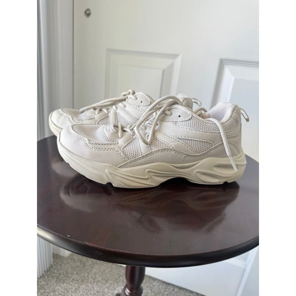 lightweight chunky sneaker